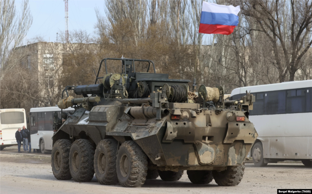 Российская бронетехника двигается через Армянск, что на севере Крыма, 24 февраля