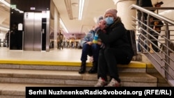 Женщина с ребенком прячется от обстрелов в подземном метро, Киев, 24 февраля 2022 года
