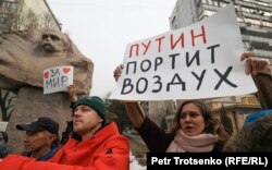 Акция в поддержку Украины у памятника Тарасу Шевченко в Алматы. 26 февраля 2022 года