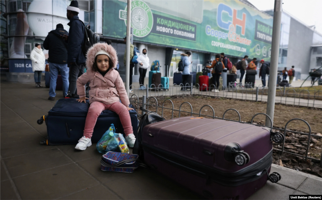 Люди ждут возвращения в город в киевском аэропорту во время бомбежек Россией