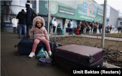 Люди ждут возвращения в город в киевском аэропорту во время бомбежек Россией, 24 февраля 2022 года