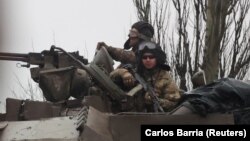 Tancuri rusești în Mariupol, Ucraina, 24 februarie, 2022