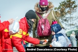 Mulți voluntari s-au strâns la graniță pentru a le oferi celor ce vin pachete cu apă, mâncare, sau haine.