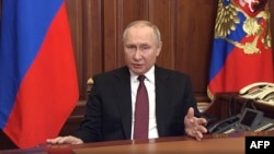 Кадър от телевизионното обръщение на Владимир Путин от тази сутрин. В 6 ч. местно време той обяви началото на "военна операция" срещу Украйна. Целта на операцията е да "денацифицира" Киев, каза той.