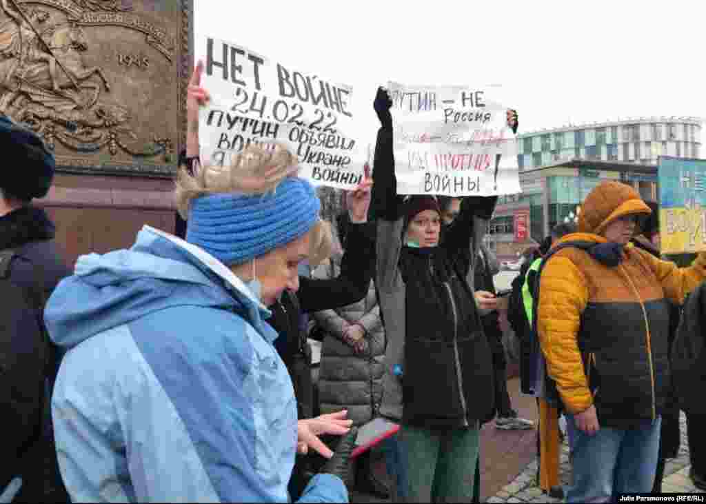 Disa protestues në qytetin Kaliningrad në Rusi mbanin pano me mbishkrime kundër luftës, pasi presidenti rus, Putin, autorizoi një &ldquo;operacion ushtarak&rdquo; në Ukrainë të enjten më 24 shkurt 2022.