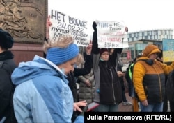 Disa protestues në qytetin Kaliningrad në Rusi mbanin pano me mbishkrime kundër luftës, pasi presidenti rus, Putin, autorizoi një “operacion ushtarak” në Ukrainë të enjten më 24 shkurt 2022.