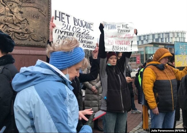 Disa protestues në qytetin Kaliningrad në Rusi mbanin pano me mbishkrime kundër luftës, pasi presidenti rus, Putin, autorizoi një “operacion ushtarak” në Ukrainë të enjten më 24 shkurt 2022.