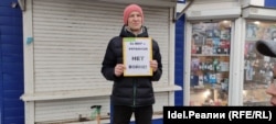 Activist Kamil Churaev holds a single-person picket against the war in Ukraine in Ufa on February 24. His sign says: For Peace With Ukraine, No To War.