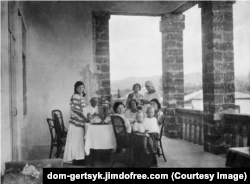 Аделаида и Евгения Герцык с детьми и гостями на террасе нового дома. 1915 г.