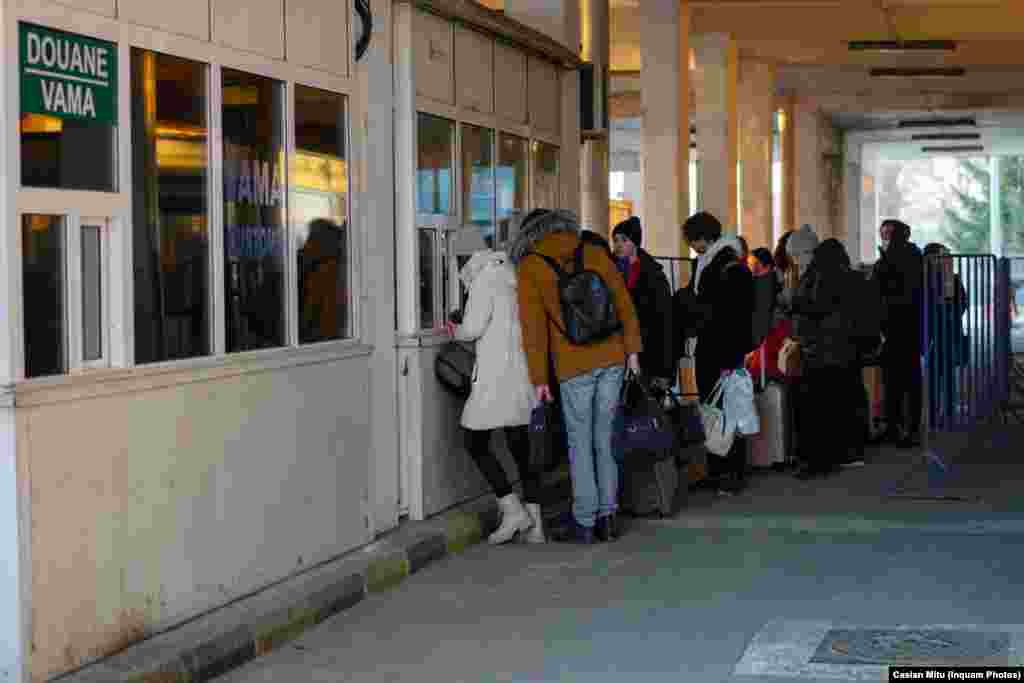 Siret, România, 24 februarie 2022. Siretul este unul dintre punctele de intrarea din Ucraina în România. De la începerea războiului din Ucraina, joi dimineață, după ordinul dat de Vladimir Putin, până vineri dimineață, 10.000 de persoane intraseră în România din Ucraina. Doar 11 au cerut statut de refugiat. Restul au intrat cu pașapoartele și pot sta în România până la 90 de zile.