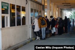 La punctul de trecere Siret, sute de cetățeni din Ucraina au format cozi imense să treacă în România