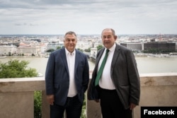Istvan Pasztor (djathtas), president i Aleancës së Hungarezëve të Vojvodinës, dhe kryeministri hungarez, Viktor Orban, në Budapest.