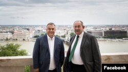 Orbán Viktor miniszterelnök Pásztor Istvánnal, a Vajdasági Magyar Szövetség elnökével 2022 februárjában