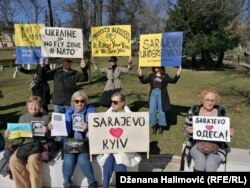 Szarajevói lakosok tüntetnek Ukrajna mellett 2022. február 25-én, egy nappal az invázió kezdete után