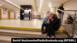 Люди в укрытии в киевском метро