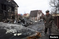 Үйү бомбаланган украиналык жаран. Киев, 25-февраль, 2022-жыл.