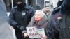 Задержанная полицией участница антивоенной акции в Петербурге