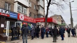 Gužve ispred apoteke u Mariupolju, Ukrajina, 25. februar