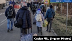 Ukrainian refugees cross the border into Romania at the Siret customs point on February 24.