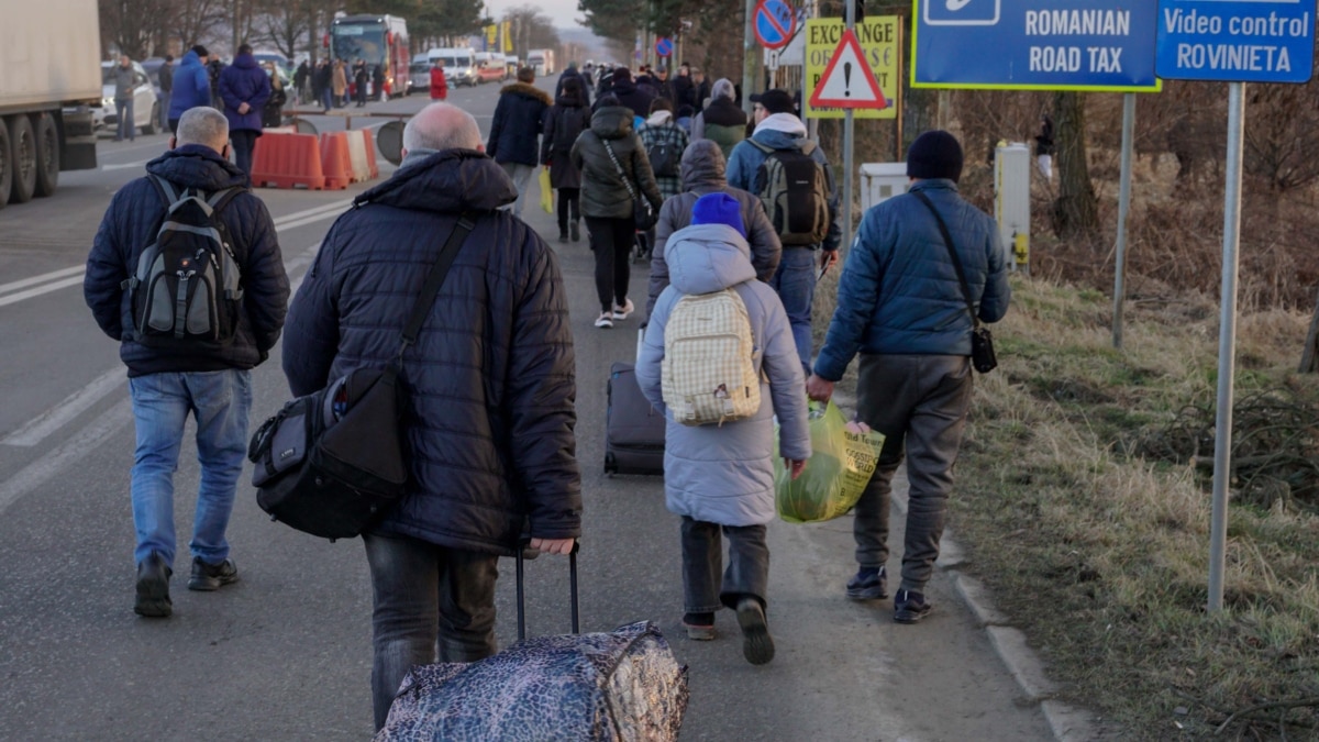 Ukrainians Continue Fleeing; UN Warns Up to 4 Million Could Leave Ukraine