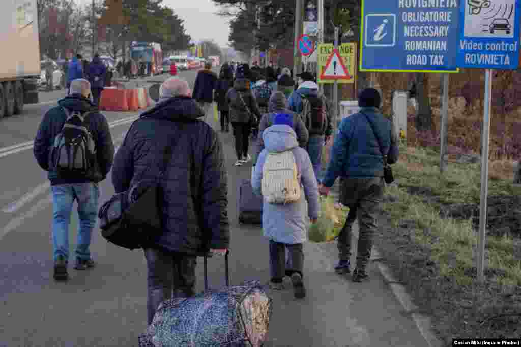 Mulți ucraineni au ajuns la granițele țărilor vecine pe jos. Imagine din 24 februarie 2022 de la granița Siret, România.