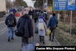 24 februarie 2022 – refugiați ucraineni trec granița în Romania pe la punctul vamal Siret, lânga Siret, județul Suceava.