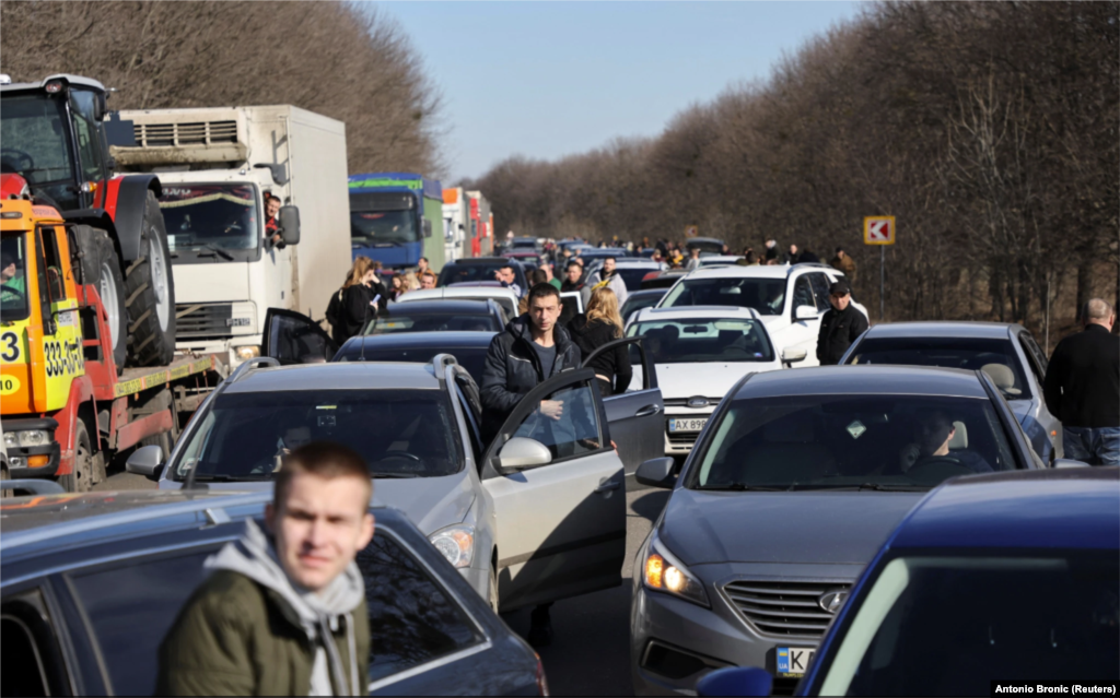 Люди ждут в пробке на выезде из Харькова