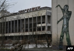 Графит върху стена на сграда на централния площад на призрачния град Припят, недалеч от атомната електроцентрала в Чернобил.