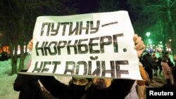 Moskva etirazçılarından birinin plakatında "Putinə Nürnberq. Müharibəyə yox!" yazılıb