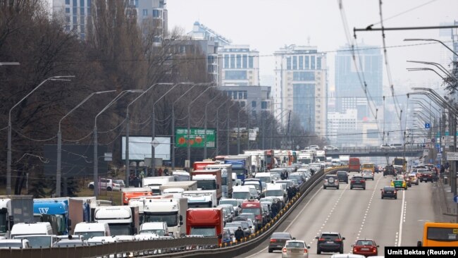 Banorët largohen nga qendra e Kievit, 24 shkurt 2022.