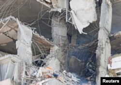  Украински пожарникар оглежда разрушенията. 