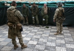 Украинские солдаты и захваченные в плен военнослужащие "народной милиции ЛНР", Счастье, 24 февраля 2022 года