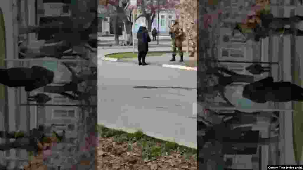 Жена во јужниот украински град Хеническ се соочила со вооружен маж на 24 февруари кога Русија започна воен напад против Украина