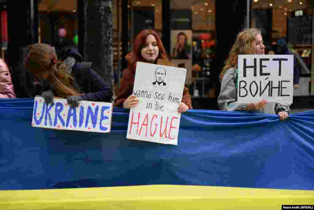 Și sârbii au ieșit pe străzile Belgradului să protesteze invazia comandată de Vladimir Putin. Conduși de asociația Women in Black, care s-a opus și războaielor din Iugoslavia, o sută de oameni i-au cerut lui Putin să-și ia mâinile de pe Ucraina. Serbia și președintele său s-au apropiat din ce în ce mai mult de Rusia în ultimii ani, iar în centrul capitalei se pot găsi de cumpărat tricouri pro-Putin.