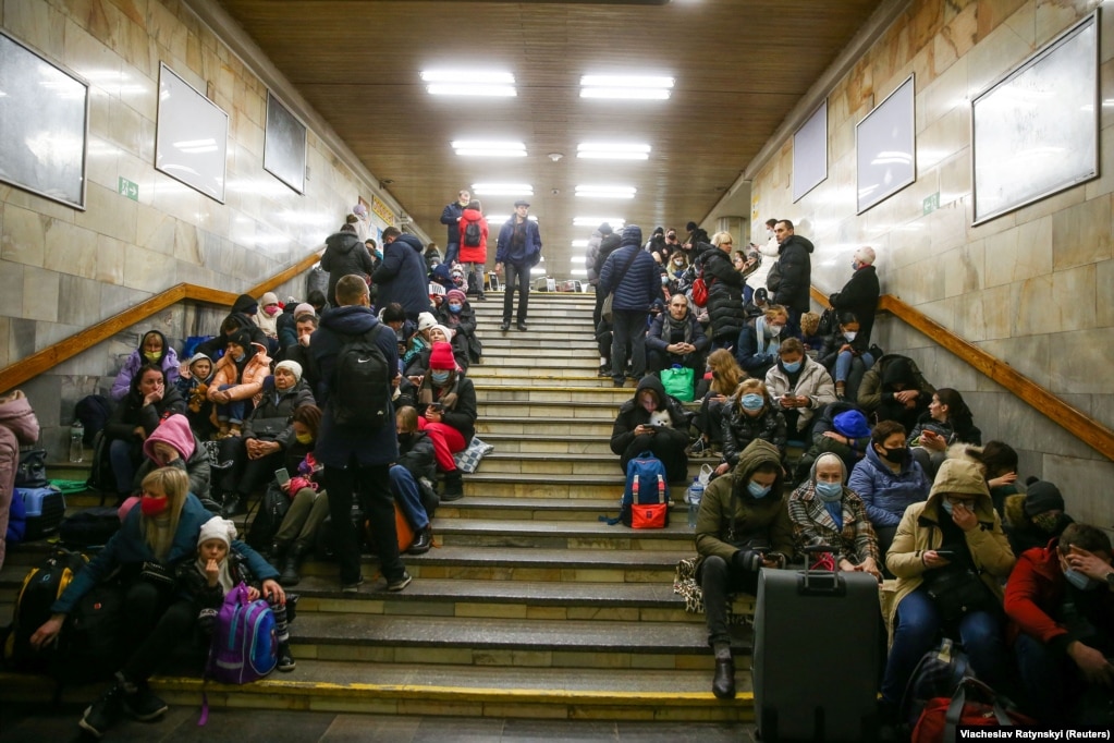 Civilët duke u strehuar në metronë e Kievit. Kryeqyteti ukrainas ka disa prej stacioneve më të thella të metrosë në botë, teksa njëra prej tyre është mbi 100 metra nën tokë.
