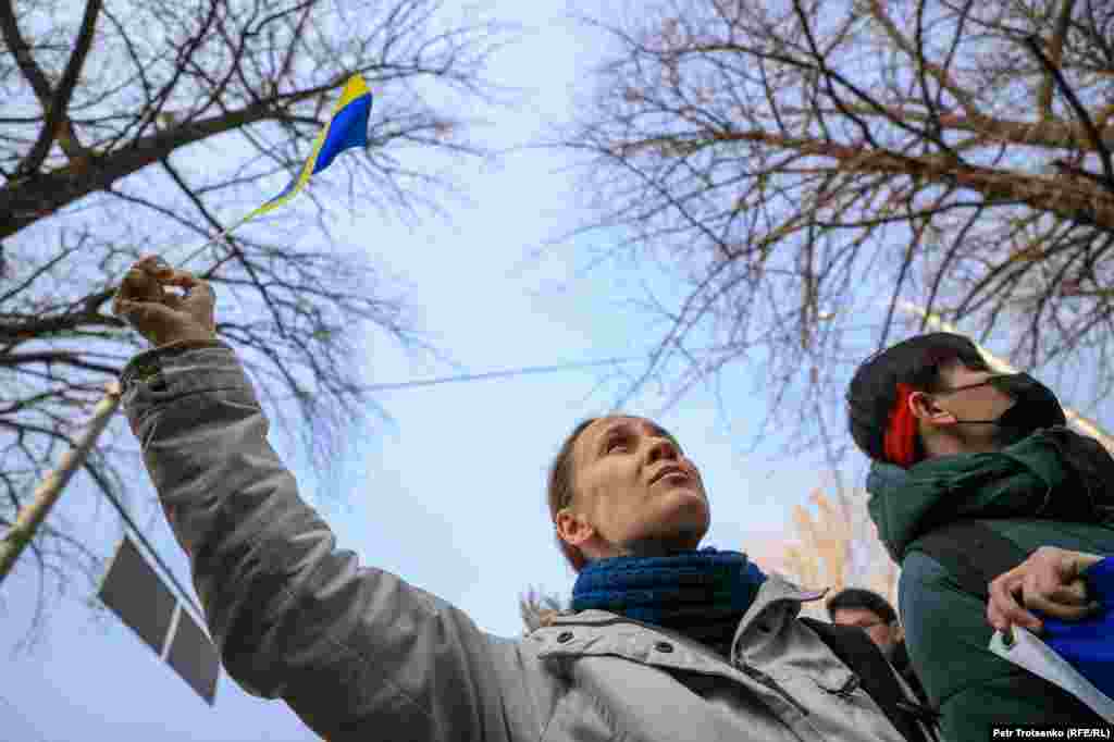 Пока активисты скандировали лозунги, за ними наблюдали из окон российского Генконсульства и записывали происходящее на смартфоны