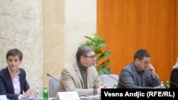 Predsednik Srbije Aleksandar Vučić (u sredini) sa premijerkom Anom Brnabić na sastanku vlade povodom situacije u Ukrajini