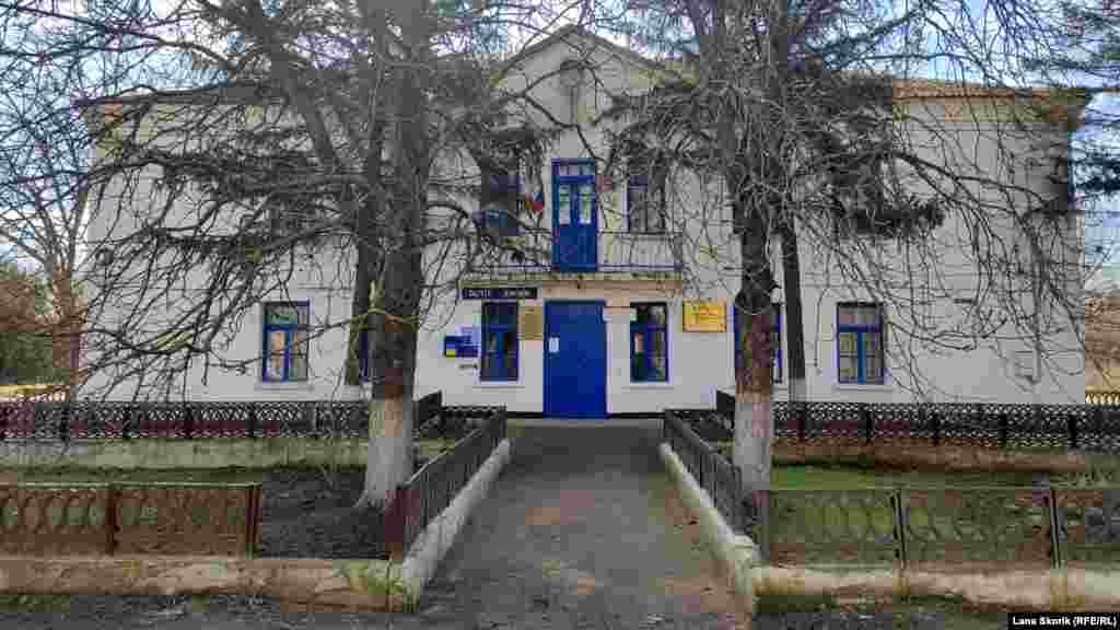 Здание сельсовета на улице Чапаева, здесь же располагается отделение почты