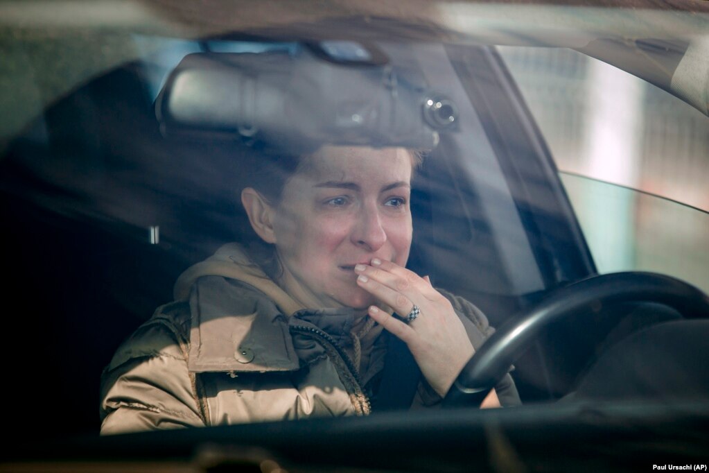 25 febbraio 2022, Sighetu Marmatiei: una donna piange in macchina dopo essere riuscita ad attraversare il confine con la Romania.