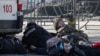 Një person shihet duke mbyllur veshët, pas lëshimit të sirenave në Kiev. Shkurt 2022.