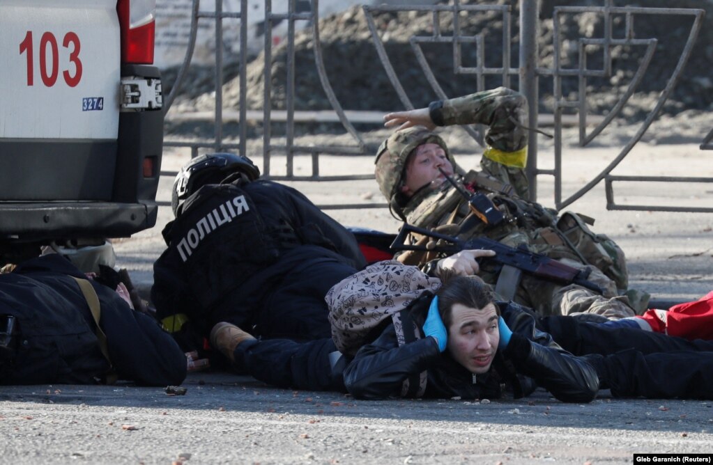 Qytetarët shtrihen për toke dhe mundohen të fshihen pasi bien sirenat për sulme ajrore. Kiev, 26 shkurt, 2022.  