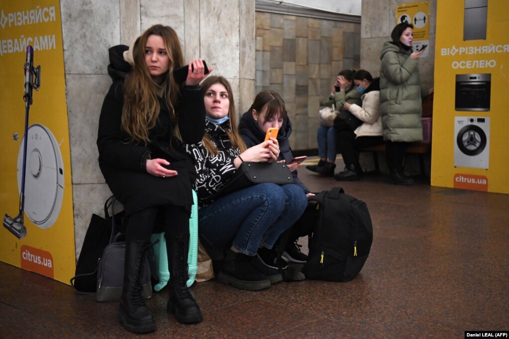 Disa vajza të strehuara në sistemin e metrosë së Kievit, teksa autoritetet ukrainase kanë thënë se Rusia po sulmon me artileri dhe përmes sulmeve ajrore.