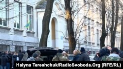 Біля військкомату у Львові другу добу черги