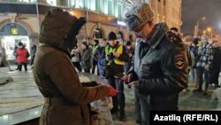 Сугышка протест белдерергә чыккан активистны полиция тикшерә, Казан, 24 февраль 2022