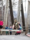 Українські біженці перетинають кордон із Румунією