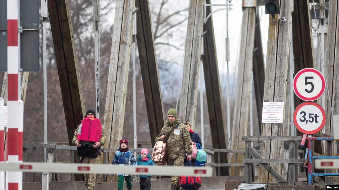 Aproximativ 60.000 de cetățeni ucraineni au părăsit România și s-au întors în Ucraina, pe la punctele de trecere de la Sighetu Marmației (Maramureș), Halmeu (Satu Mare), Siret (Suceava) și Isaccea (Tulcea). 