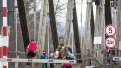 Українські біженці перетинають кордон із Румунією