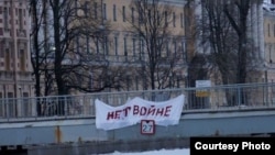 A sign hung on a bridge in St. Petersburg says, "No to war."