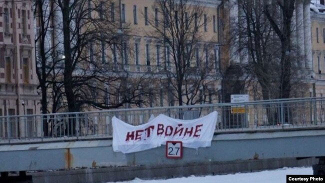 A sign hung on a bridge in St. Petersburg says, "No to war."