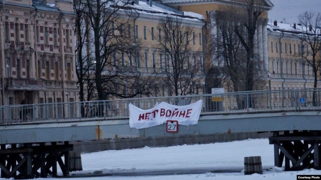 Baner obješen na mostu u Sankt Peterburgu na kojem piše: "Ne ratu".